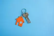 Trousseau de clés avec porte-clés Maison sur fond bleu